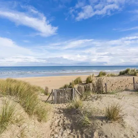 Charming Near Beach, Cleaning Included * De Panne